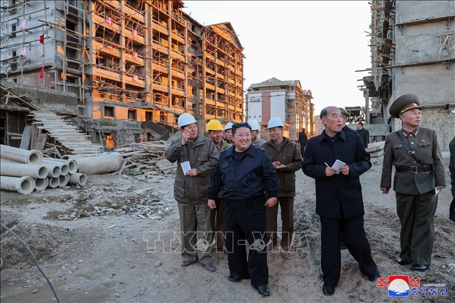 Nhà lãnh đạo Triều Tiên Kim Jong-un thị sát công trình xây dựng các tòa nhà tại vùng ngập lụt ở tỉnh Bắc Phyongan, CHDCND Triều Tiên. Ảnh: KCNA/TTXVN
