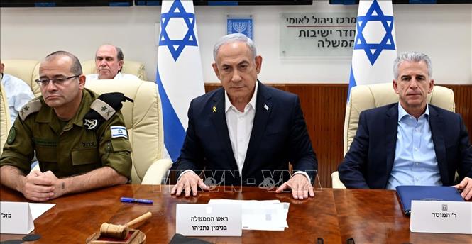 Trước cuộc họp nội các an ninh, Thủ tướng Israel Benjamin Netanyahu (giữa) gọi đây là 