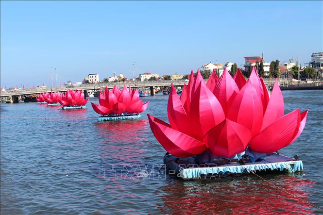 Những đóa hoa sen được neo cố định, bảo đảm không ảnh hưởng đến giao thông đường thủy. Ảnh: Hồng Hiếu- TTXVN