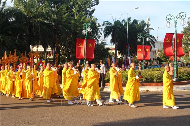 Các đoàn rước Phật sơ sinh đến khu vực tổ chức lễ thắp sáng 7 đóa sen. Ảnh: Hồng Hiếu- TTXVN