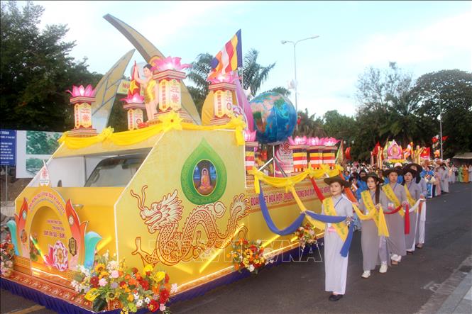 Đoàn xe hoa diễu hành rước Phật sơ sinh đến khu vực làm lễ hạ thủy hoa sen. Ảnh: Hồng Hiếu- TTXVN