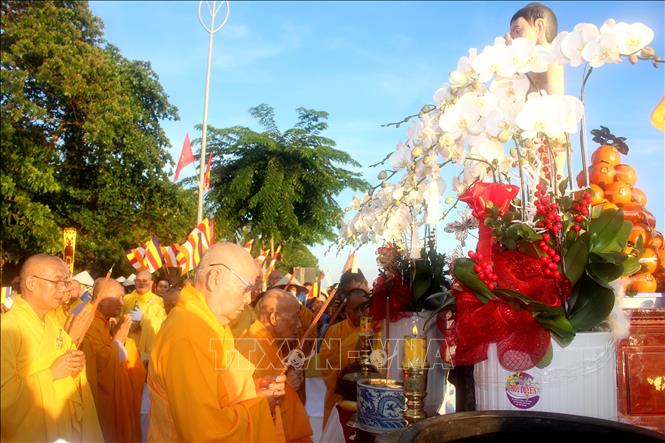 Nghi thức cầu nguyện, cúng bái trước khi thắp sáng 7 đóa hoa sen. Ảnh: Hồng Hiếu - TTXVN