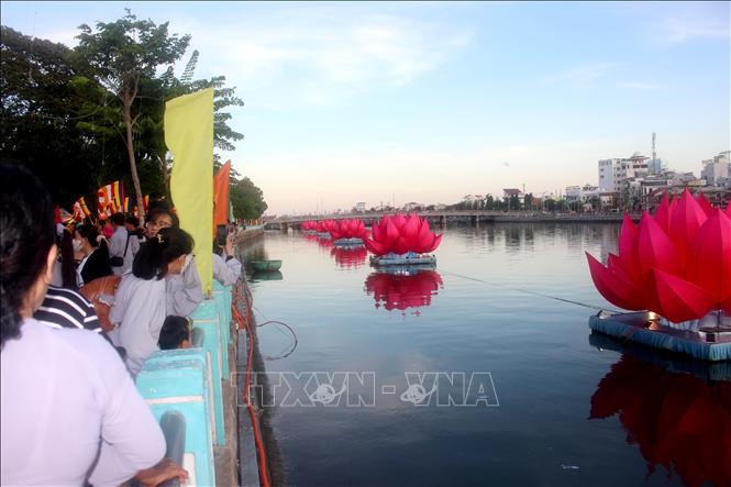 7 đóa hoa sen được thắp sáng thu hút phật tử và người dân đến xem. Ảnh: Hồng Hiếu - TTXVN