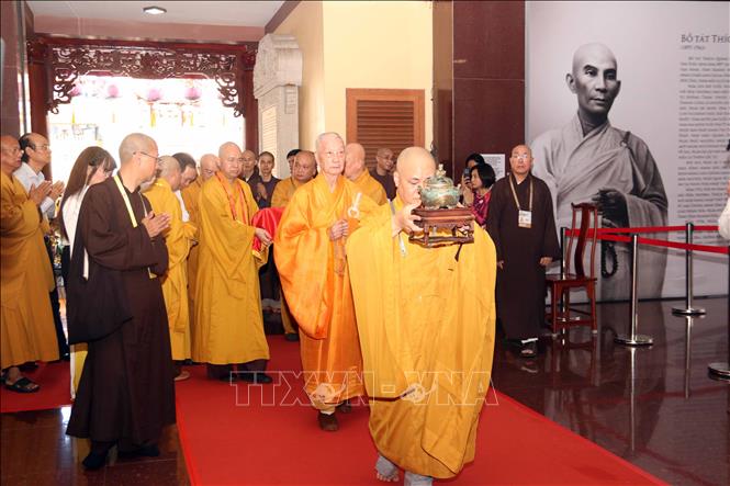 Đại lão Hòa thượng Thích Trí Quảng, Pháp chủ Hội đồng Chứng minh Giáo hội Phật giáo Việt Nam cung rước xá lợi Trái tim Bồ tát Thích Quảng Đức về an trí tại lễ đường Việt Nam Quốc tự. Ảnh: Xuân Khu - TTXVN