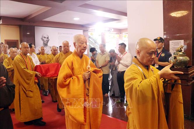 Đại lão Hòa thượng Thích Trí Quảng, Pháp chủ Hội đồng Chứng minh Giáo hội Phật giáo Việt Nam cung rước xá lợi Trái tim Bồ tát Thích Quảng Đức về an trí tại lễ đường Việt Nam Quốc tự. Ảnh: Xuân Khu - TTXVN