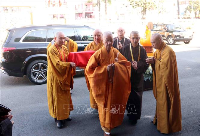 Đại lão Hòa thượng Thích Trí Quảng, Pháp chủ Hội đồng Chứng minh Giáo hội Phật giáo Việt Nam đón xá lợi Trái tim Bồ tát Thích Quảng Đức về an trí tại Việt Nam Quốc tự. Ảnh: Xuân Khu - TTXVN
