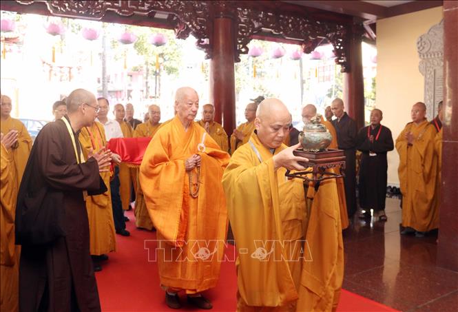 Đại lão Hòa thượng Thích Trí Quảng, Pháp chủ Hội đồng Chứng minh Giáo hội Phật giáo Việt Nam cung rước xá lợi Trái tim Bồ tát Thích Quảng Đức về an trí tại lễ đường Việt Nam Quốc tự. Ảnh: Xuân Khu - TTXVN