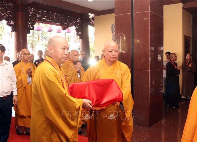 Thượng tọa Thích Đức Thiện, Phó Chủ tịch, Tổng thư ký Hội đồng Trị sự Giáo hội Phật giáo Việt Nam và Hòa thượng Thích Lệ Trang, Phó Chủ tịch Hội đồng Trị sự Giáo hội Phật giáo Việt Nam, Trưởng ban Nghi lễ Trung ương Giáo hội Phật giáo Việt Nam cung rước xá lợi Trái tim Bồ tát Thích Quảng Đức về nơi an trí tại Việt Nam Quốc tự. Ảnh: Xuân Khu - TTXVN
