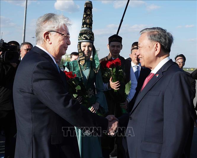 Tổng thống Kazakhstan Kassym-Jomart Tokayev đón Tổng Bí thư Tô Lâm tại Sân bay Quốc tế Nursultan Nazarbayev, thủ đô Astana. Ảnh: Thống Nhất – TTXVN

