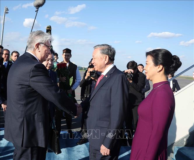 Tổng thống Kazakhstan Kassym-Jomart Tokayev đón Tổng Bí thư Tô Lâm và Phu nhân tại Sân bay Quốc tế Nursultan Nazarbayev, thủ đô Astana. Ảnh: Thống Nhất – TTXVN

