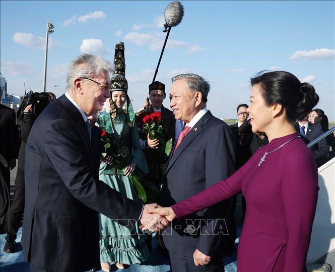 Tổng thống Kazakhstan Kassym-Jomart Tokayev đón Tổng Bí thư Tô Lâm và Phu nhân tại Sân bay Quốc tế Nursultan Nazarbayev, thủ đô Astana. Ảnh: Thống Nhất – TTXVN

