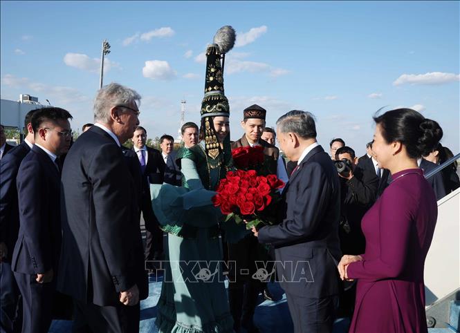 Lễ đón Tổng Bí thư Tô Lâm và Phu nhân tại Sân bay Quốc tế Nursultan Nazarbayev, thủ đô Astana. Ảnh: Thống Nhất – TTXVN