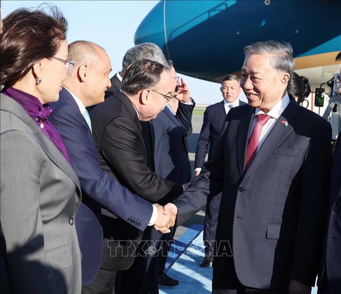 Các quan chức Kazakhstan đón Tổng Bí thư Tô Lâm và Phu nhân tại Sân bay Quốc tế Nursultan Nazarbayev, thủ đô Astana. Ảnh: Thống Nhất – TTXVN