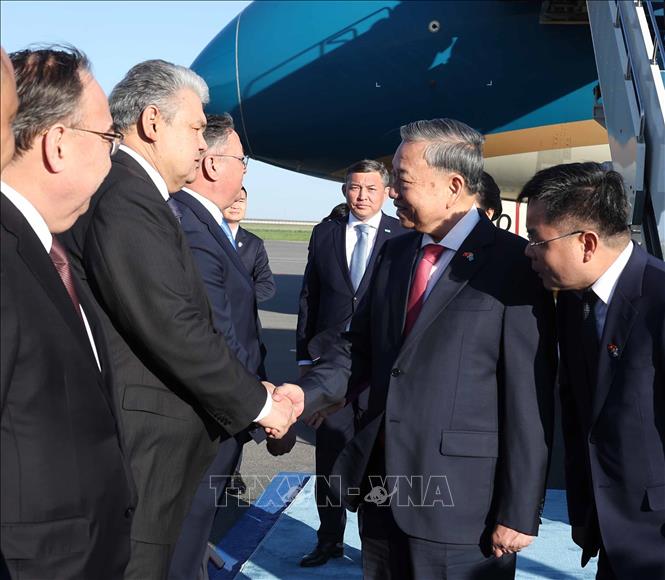 Các quan chức Kazakhstan đón Tổng Bí thư Tô Lâm và Phu nhân tại Sân bay Quốc tế Nursultan Nazarbayev, thủ đô Astana. Ảnh: Thống Nhất – TTXVN