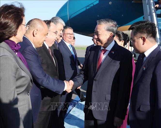 Các quan chức Kazakhstan đón Tổng Bí thư Tô Lâm và Phu nhân tại Sân bay Quốc tế Nursultan Nazarbayev, thủ đô Astana. Ảnh: Thống Nhất – TTXVN