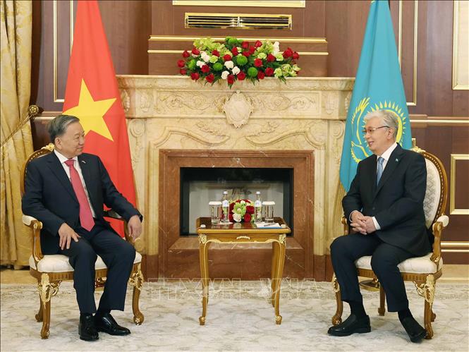 Tổng thống Kazakhstan Kassym-Jomart Tokayev đón Tổng Bí thư Tô Lâm. Chuyến thăm của Tổng Bí thư Tô Lâm là chuyến thăm cấp cao nhất của Việt Nam tới Kazakhstan kể từ khi hai nước thiết lập quan hệ ngoại giao năm 1992. Ảnh: Thống Nhất – TTXVN 