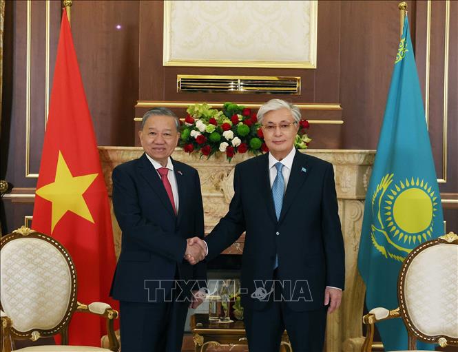 Tổng thống Kazakhstan Kassym-Jomart Tokayev đón Tổng Bí thư Tô Lâm. Ảnh: Thống Nhất – TTXVN