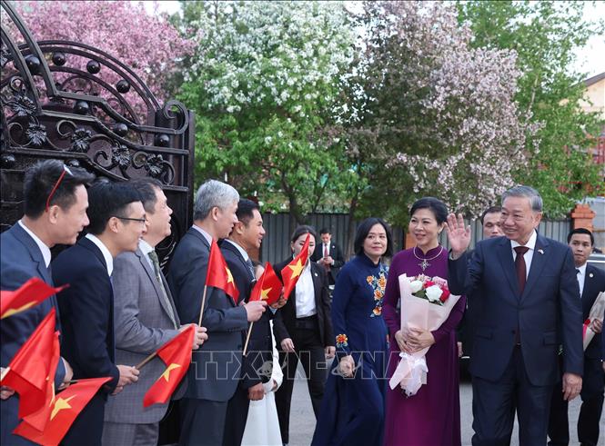 Party General Secretary To Lam meets with staff of the Vietnamese Embassy and representatives of the Vietnamese community in Kazakhstan on the evening of May 5. VNA Photo: Thống Nhất