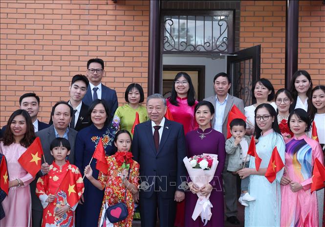 Party General Secretary To Lam meets with staff of the Vietnamese Embassy and representatives of the Vietnamese community in Kazakhstan on the evening of May 5. VNA Photo: Thống Nhất