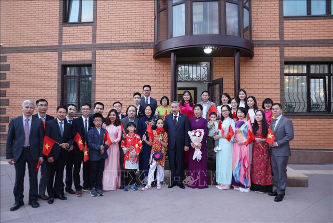 Party General Secretary To Lam meets with staff of the Vietnamese Embassy and representatives of the Vietnamese community in Kazakhstan on the evening of May 5. VNA Photo: Thống Nhất