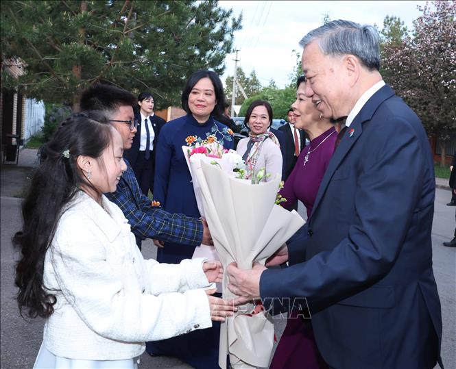 Party General Secretary To Lam meets with staff of the Vietnamese Embassy and representatives of the Vietnamese community in Kazakhstan on the evening of May 5. VNA Photo: Thống Nhất