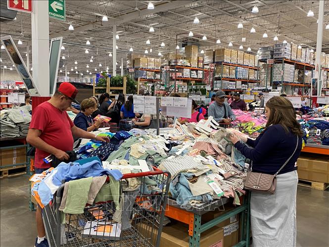 Quầy bán quần áo, đồ may mặc nhập khẩu tại siêu thị Costco ở thủ đô Mexico City. Ảnh: Phương Lan - PV TTXVN tại Mexico