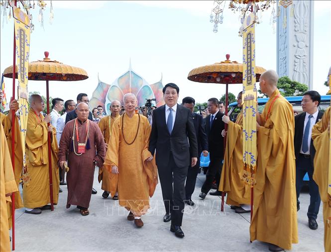 Chủ tịch nước Lương Cường và Đại lão Hòa thượng Thích Trí Quảng, Đức Pháp chủ Hội đồng Chứng minh Giáo hội Phật giáo Việt Nam dự khai mạc Đại lễ Phật đản Liên hợp quốc lần thứ 20 - Vesak 2025. Ảnh: Lâm Khánh – TTXVN