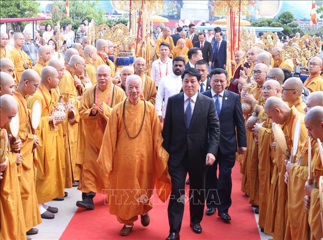 Chủ tịch nước Lương Cường và Đại lão Hòa thượng Thích Trí Quảng, Đức Pháp chủ Hội đồng Chứng minh Giáo hội Phật giáo Việt Nam dự khai mạc Đại lễ Phật đản Liên hợp quốc lần thứ 20 - Vesak 2025. Ảnh: Lâm Khánh – TTXVN