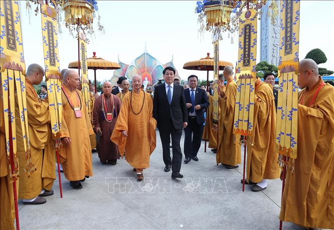 Chủ tịch nước Lương Cường và Đại lão Hòa thượng Thích Trí Quảng, Đức Pháp chủ Hội đồng Chứng minh Giáo hội Phật giáo Việt Nam dự khai mạc Đại lễ Phật đản Liên hợp quốc lần thứ 20 - Vesak 2025. Ảnh: Lâm Khánh – TTXVN