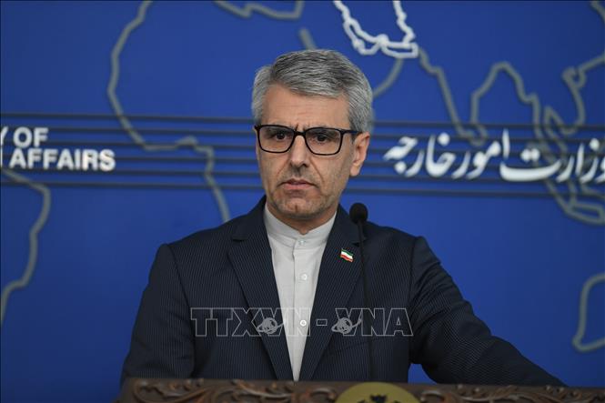 Người phát ngôn Bộ Ngoại giao Iran Esmaeil Baghaei phát biểu trong buổi họp báo tại Tehran ngày 5/5/2025. Ảnh: THX/TTXVN