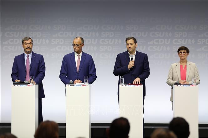 Lãnh đạo đảng CSU của Đức Markus Soeder (thứ nhất, trái), lãnh đạo đảng CDU Friedrich Merz (thứ 2, trái) cùng đồng lãnh đạo đảng SPD Lars Klingbeil (thứ 2, phải) và Saskia Esken tại lễ ký thỏa thuận liên minh ở Berlin, ngày 5/5/2025. Ảnh: THX/TTXVN