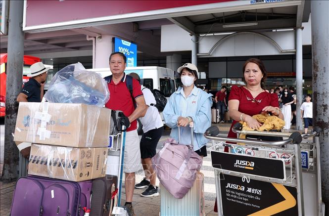 The Noi Bai International Airport in Hanoi handles around 3,480 flights, 578,480 passengers, and 12,920 tonnes of cargo, up 24.62%, 29.67%, and 24.4%, respectively. VNA Photo: Quốc Khánh