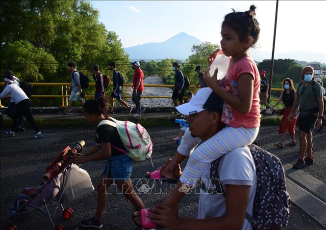Người di cư tại khu vực Tapachula, bang Chiapas, Mexico, trong hành trình tới Mỹ. Ảnh: THX/TTXVN