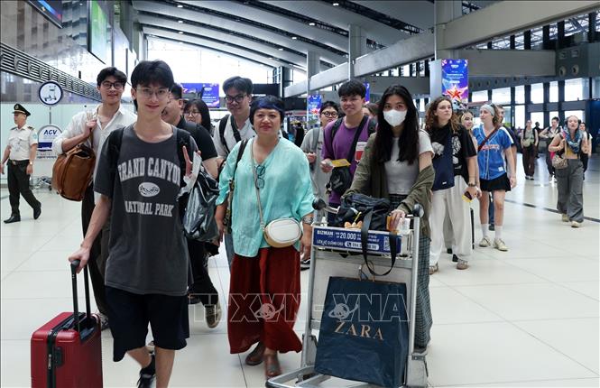 The Noi Bai International Airport in Hanoi handles around 3,480 flights, 578,480 passengers, and 12,920 tonnes of cargo, up 24.62%, 29.67%, and 24.4%, respectively. VNA Photo: Quốc Khánh
