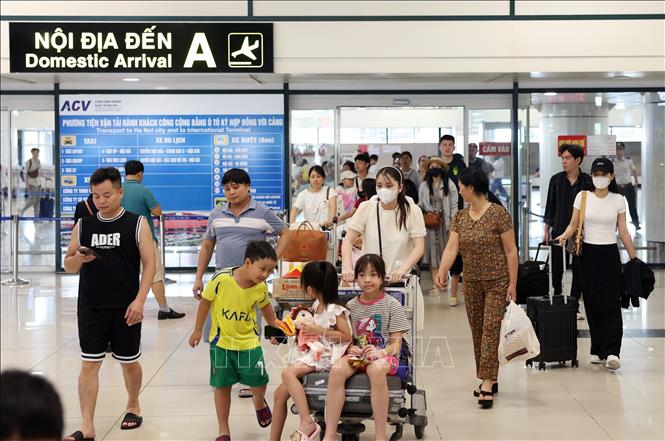 The Noi Bai International Airport in Hanoi handles around 3,480 flights, 578,480 passengers, and 12,920 tonnes of cargo, up 24.62%, 29.67%, and 24.4%, respectively. VNA Photo: Quốc Khánh