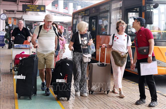 Foreign tourists at the Noi Bai International Airport in Hanoi. VNA Photo: Quốc Khánh