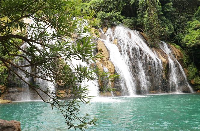 Thác Tà Puồng ở xã Hướng Việt, huyện Hướng Hóa (Quảng Trị) mang vẻ đẹp hoang sơ và hùng vĩ. Ảnh: Nguyên Lý-TTXVN