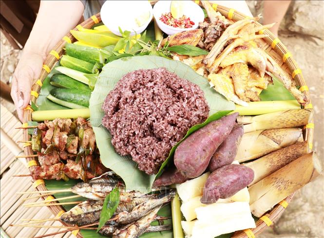 Khi đến tham quan thác Tà Puồng, du khách được thưởng thức món ăn đặc sản của đồng bào Bru-Vân Kiều. Ảnh: Nguyên Lý-TTXVN