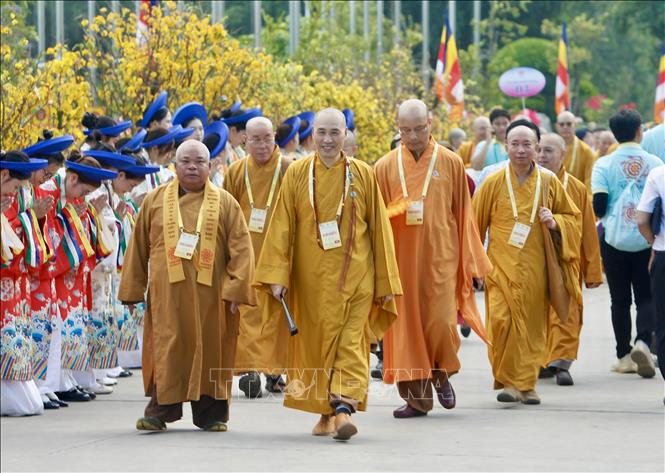 Buddhist dignitaries, monks, nuns, followers and delegates come to attend the opening ceremony. VNA Photo