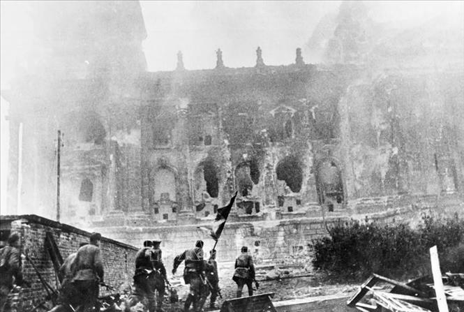 Ngày 16/4/1945, Hồng quân Liên Xô mở trận tấn công vào Berlin, sào huyệt cuối cùng của phát xít Đức và đến chiều 30/4/1945 đã chiếm được Nhà Quốc hội Đức, cắm lá cờ chiến thắng lên nóc tòa nhà này. Ảnh: Tư liệu Quốc tế/TTXVN