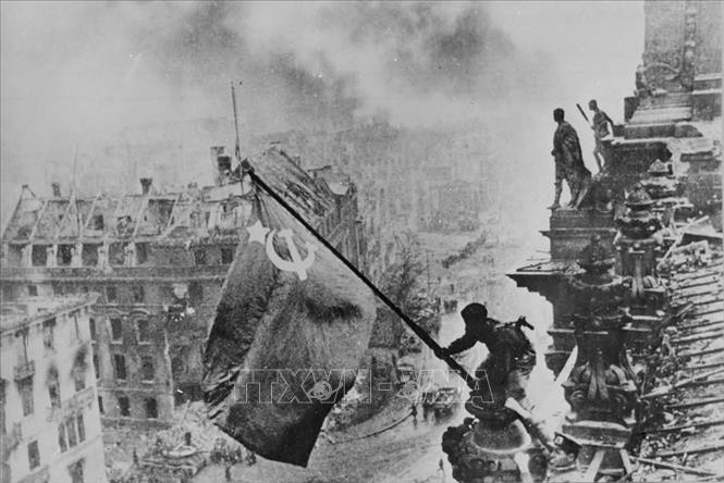 Ngày 16/4/1945, Hồng quân Liên Xô mở trận tấn công vào Berlin, sào huyệt cuối cùng của phát xít Đức và đến chiều 30/4/1945 đã chiếm được Nhà Quốc hội Đức, cắm lá cờ chiến thắng lên nóc tòa nhà này. Ảnh: Tư liệu Quốc tế/TTXVN