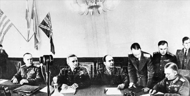 Đêm 8/5/1945, tại ngoại ô thủ đô Berlin của Đức (rạng sáng 9/5 theo giờ Moskva), phát xít Đức đã ký văn kiện đầu hàng không điều kiện Liên Xô và các nước Đồng minh, chấm dứt Chiến tranh thế giới lần thứ hai tại châu Âu. Ảnh: Tư liệu quốc tế/TTXVN 