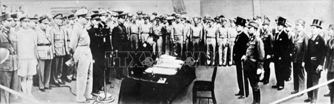 Ngày 2/9/1945, trên chiến hạm USS Missouri của Hải quân Mỹ tại Vịnh Tokyo, Ngoại trưởng Nhật Bản Mamoru Shigemitsu đã ký văn kiện chấp nhận đầu hàng không điều kiện với Liên Xô và quân Đồng minh, chính thức kết thúc Chiến tranh thế giới lần thứ hai. Ảnh: Tư liệu quốc tế/TTXVN 