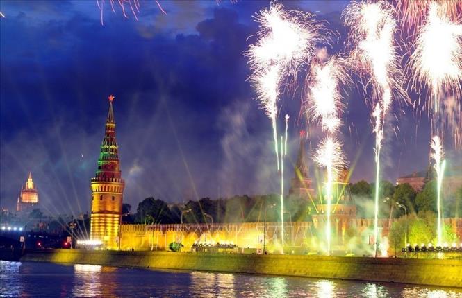 Pháo hoa mừng chiến thắng trong Lễ kỷ niệm 65 năm Ngày chiến thắng phát-xít, tại Moscow (Nga, 9/5/2010). Ảnh: AFP/TTXVN