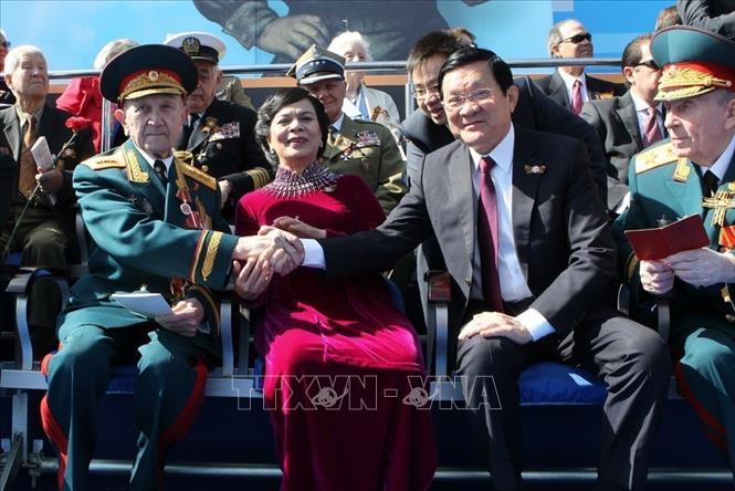 Chủ tịch nước Trương Tấn Sang và Phu nhân với cựu chiến binh Nga trên khán đài dự Lễ kỷ niệm 70 năm Chiến thắng trong Chiến tranh Vệ quốc vĩ đại (Nga,  9/5/2015). Ảnh: Nguyễn Khang – TTXVN
 
