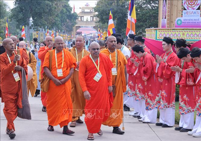 Buddhist dignitaries, monks, nuns, followers and delegates attend the opening ceremony. VNA Photo 