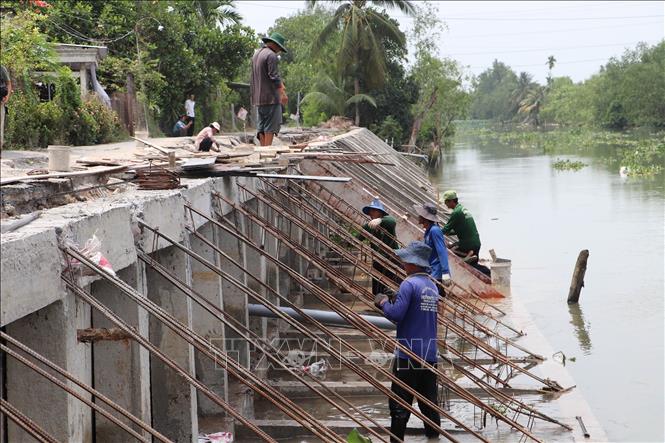 Xử lý điểm sạt lở bờ Đông kênh Nguyễn Văn Tiếp (ấp 4, xã Tân Hưng). Ảnh: Ảnh: Minh Trí - TTXVN