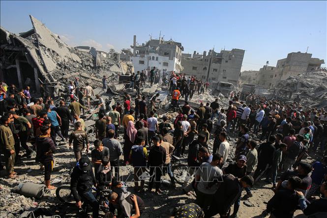 Người dân Palestine tìm kiếm người còn sống sót sau vụ oanh kích của Israel tại trại tị nạn Jabalia, Dải Gaza, ngày 2/5/2025. Ảnh: THX/TTXVN