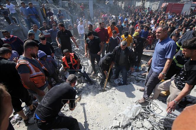 Người dân Palestine tìm kiếm người còn sống sót sau vụ oanh kích của Israel tại trại tị nạn Jabalia, Dải Gaza, ngày 2/5/2025. Ảnh: THX/TTXVN