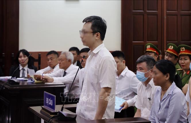 Bị cáo Trần Duy Đông, cựu Vụ trưởng Vụ Thị trường trong nước, Bộ Công Thương trả lời câu hỏi của Hội đồng Xét xử. Ảnh: Hồng Giang - TTXVN